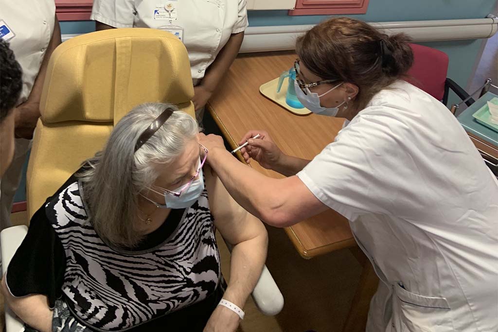 Covid-19 : Une femme de 78 ans a reçu la première dose de vaccin en France
