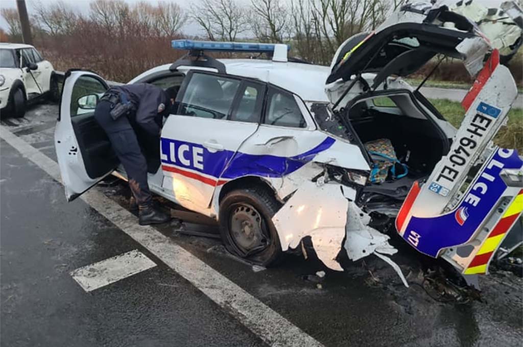 Pas-de-Calais : Un conducteur percute violemment une voiture de police sur l'A16, deux policiers blessés
