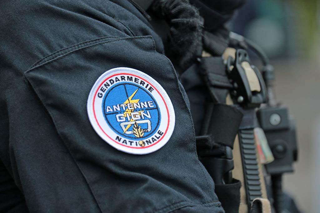 Cocaïne, armes à feu et 75 000 euros saisis dans le Var : dix suspects mis en examen