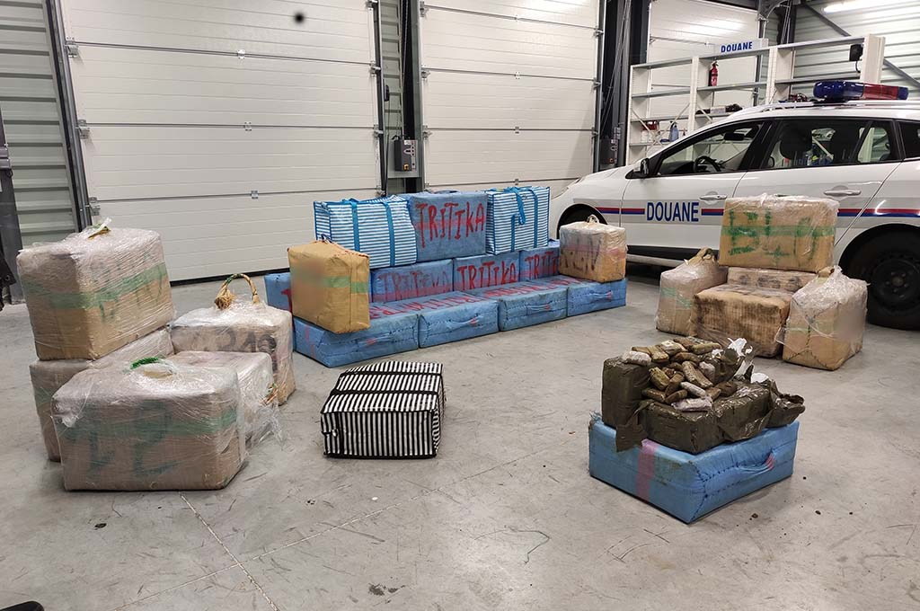 Bourges : Les douaniers découvrent 918 kg de pollen de cannabis dans un camion sur l'A71