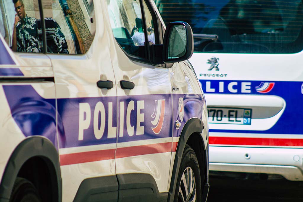 Paris : Deux hommes grièvement blessés à l'arme blanche en pleine rue