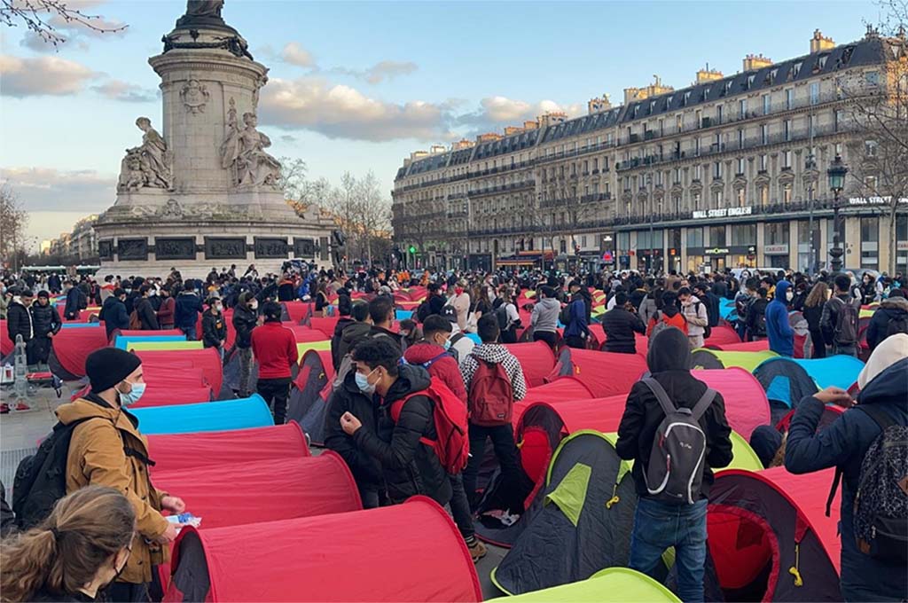Paris : Près de 300 migrants s'installent sur la place de la République