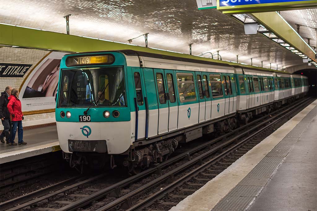 Paris : Un avocat interpellé après avoir pris des photos sous la jupe d'une jeune femme dans le métro