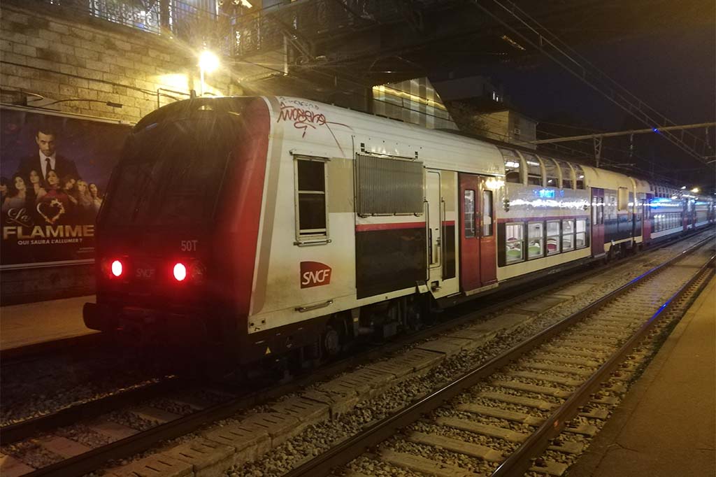 Yvelines : Un groupe d'individus agressent les passagers d'un RER de nuit, huit interpellations