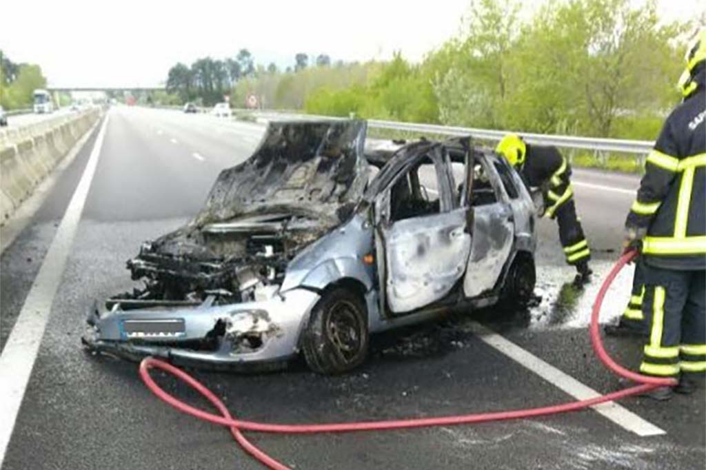 Drôme : Quatre CRS sauvent un automobiliste de sa voiture en feu sur l'autoroute A7