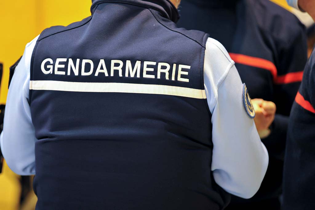 Hérault : Il poignarde un passant à la gorge, puis s'inflige plusieurs coups de couteau