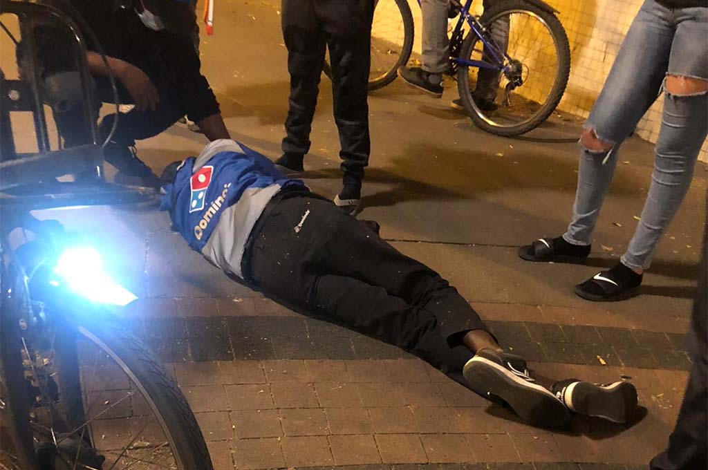 Paris : Un livreur de pizzas tombe dans un guet-apens, il est roué de coups par plusieurs individus
