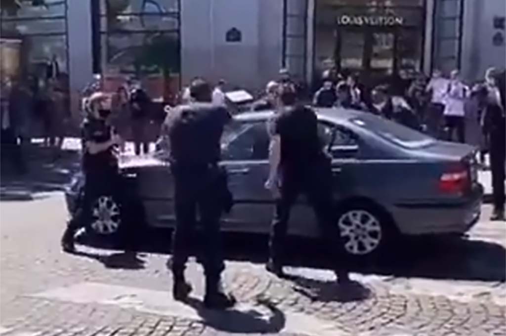 Paris : Un conducteur renverse volontairement un homme près des Champs-Élysées, la police l'interpelle
