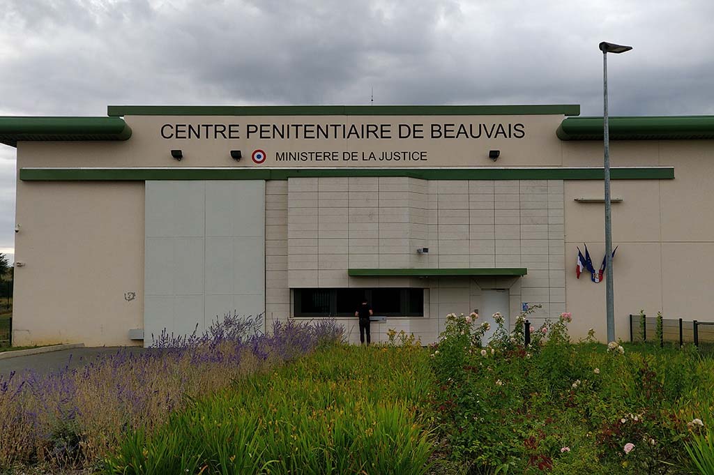 Beauvais : A 14 ans, il tente de lancer des paquets aux détenus de la prison puis blesse un policier
