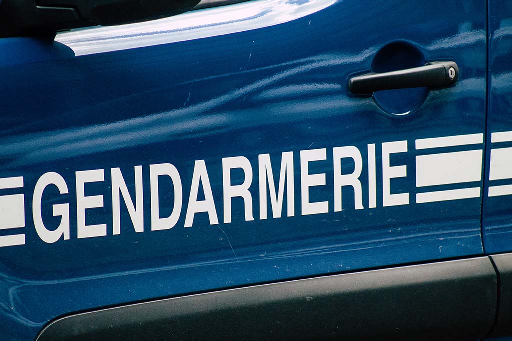 Côtes-d’Armor : Tout juste titulaire du permis, un chauffard ivre percute et blesse deux gendarmes