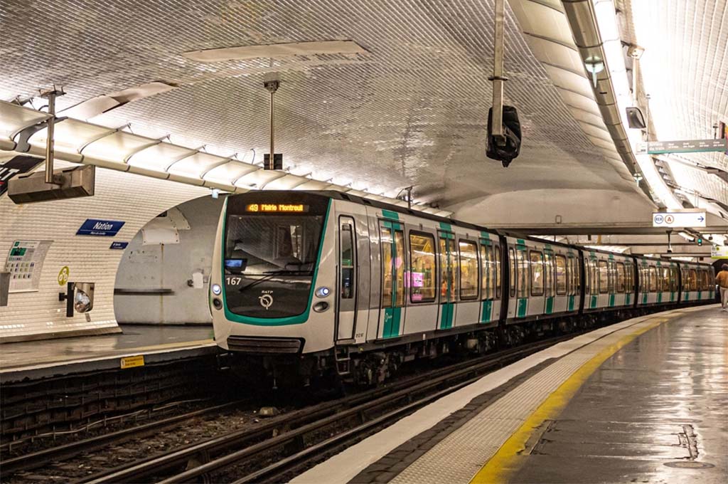 Montreuil : Il tente de rejoindre l'autre quai du métro en traversant les voies et meurt électrocuté