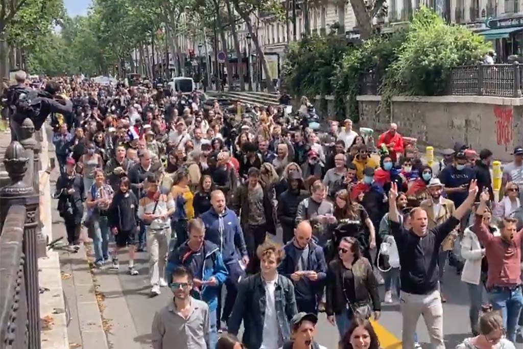 Des manifestations contre le pass sanitaire dans plusieurs villes de France, des incidents à Paris
