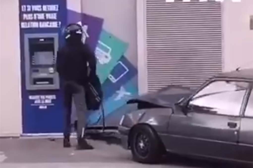 Paris : VIDÉO. Ils attaquent une banque à la voiture-bélier en plein jour... et repartent les mains vides