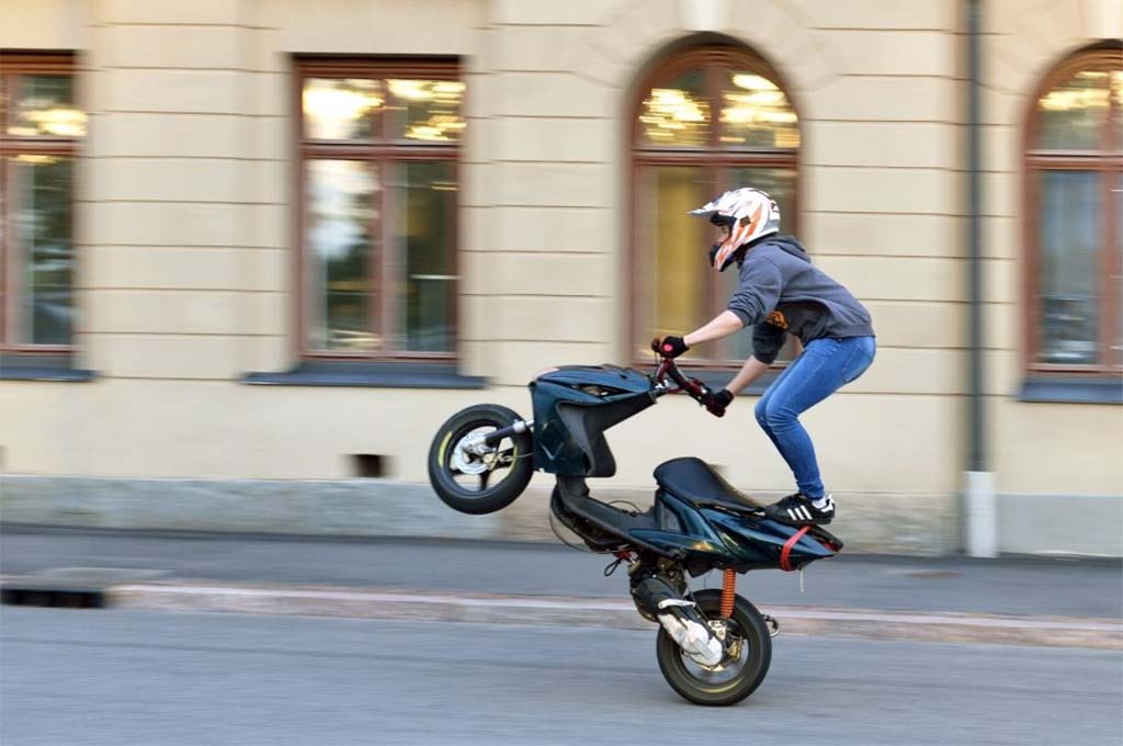 Lyon : Un policier percuté et traîné par un individu en plein rodéo à scooter