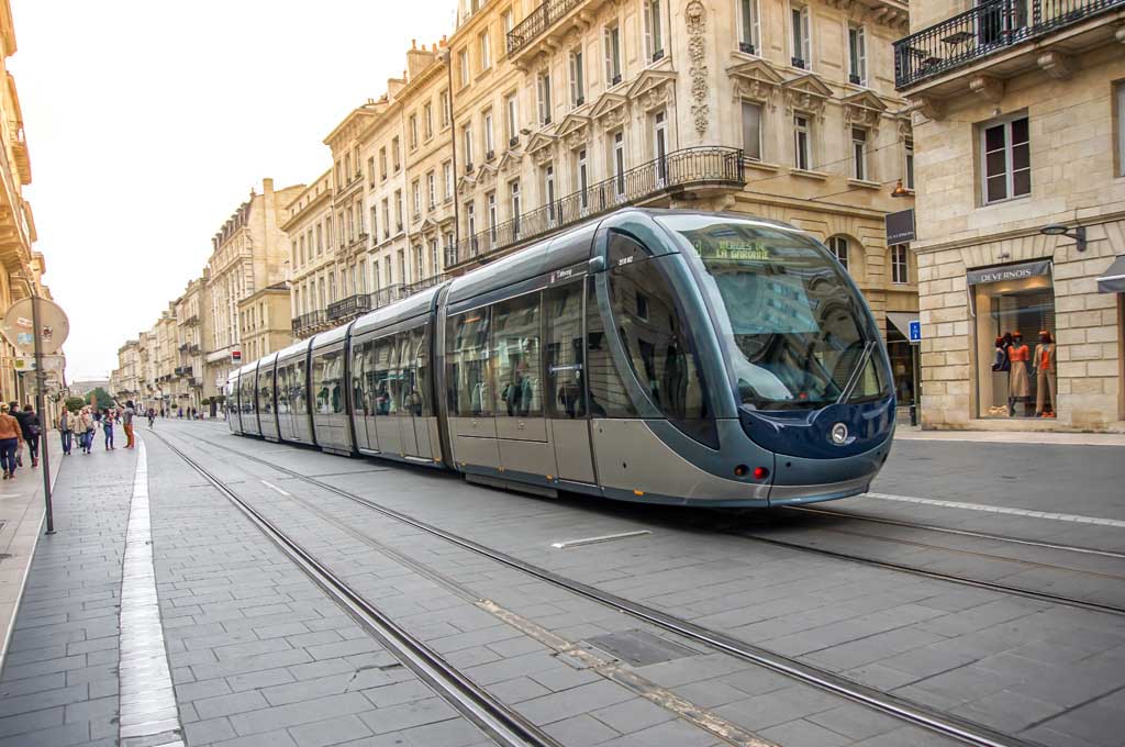 Bordeaux : Une femme fait un malaise dans le tram, ils lui volent son téléphone