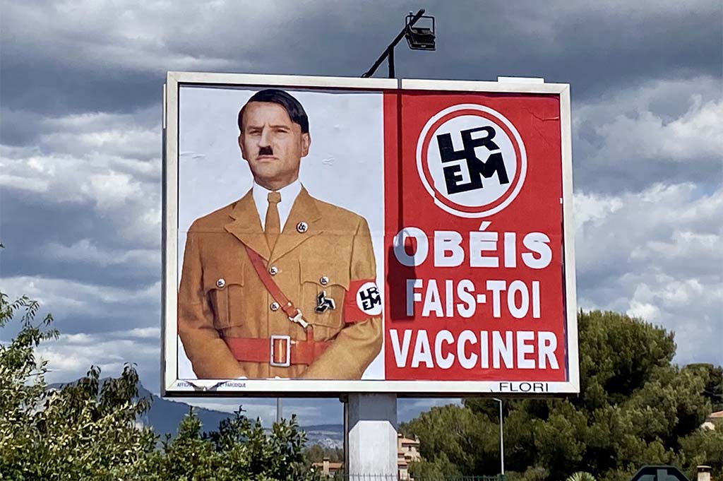 «Obéis, fais-toi vacciner» : Emmanuel Macron en Hitler sur des affiches, une enquête ouverte
