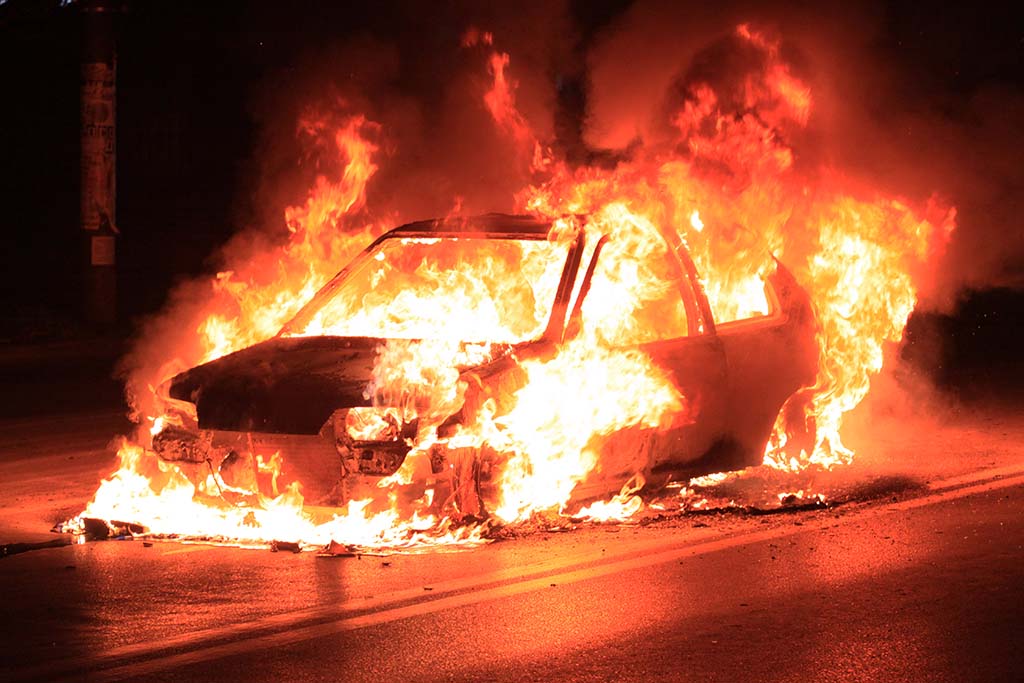 Marseille : Il se brûle sérieusement en incendiant deux voitures et termine à l'hôpital puis en garde à vue