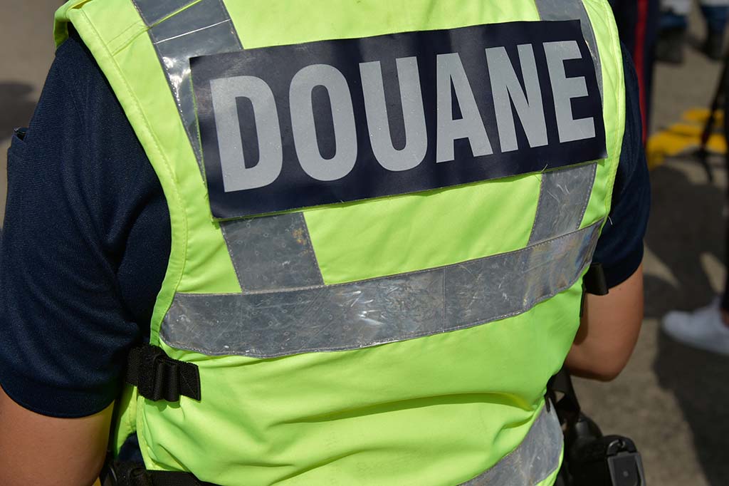 Drôme : Le go-fast fonce sur les douaniers qui ouvrent le feu, 143 kg de cannabis saisis