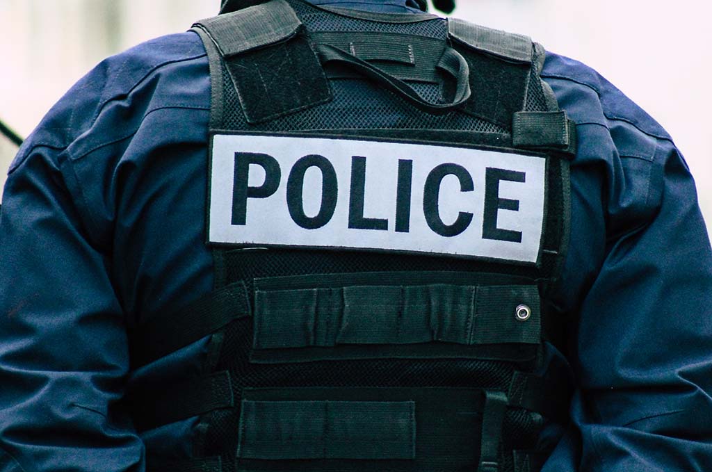 Avignon : Positif au Covid-19, il crache au visage d'un policier lors de son interpellation et se rebelle