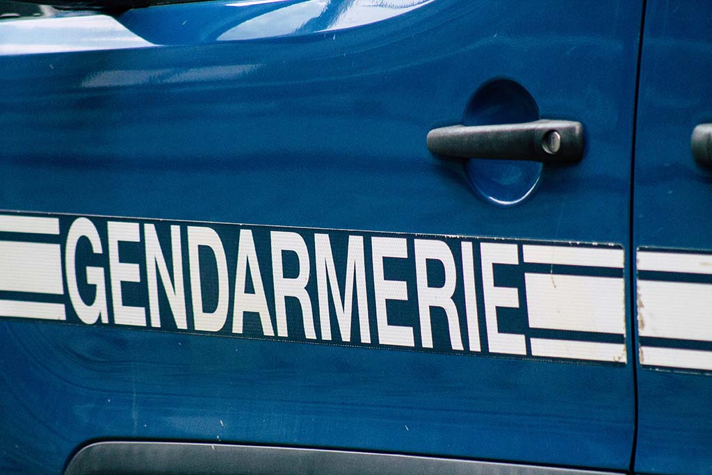 Maine-et-Loire : Des passants font trop de bruit, il les percute avec sa voiture, deux blessés dont un grave