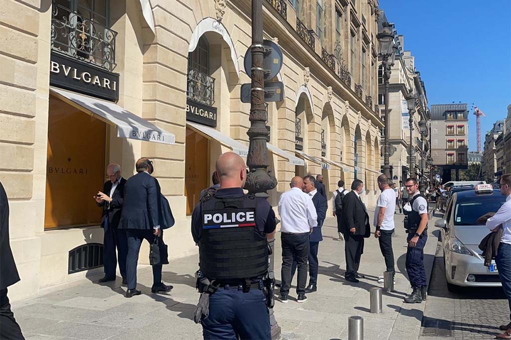 Une bijouterie braquée place Vendôme à Paris : un policier renversé, un suspect blessé par balle, trois interpellés