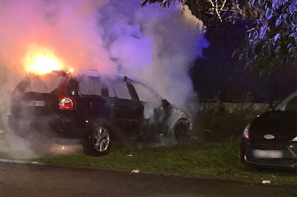 Fontenay-le-Fleury : Jets de cocktails Molotov dans la cour du commissariat, des voitures incendiées