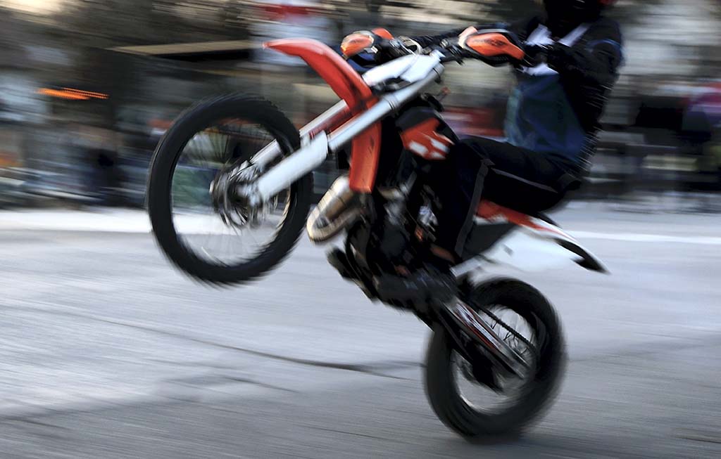 Les Mureaux : En plein rodéo à motocross, il refuse d'obtempérer et percute un policier