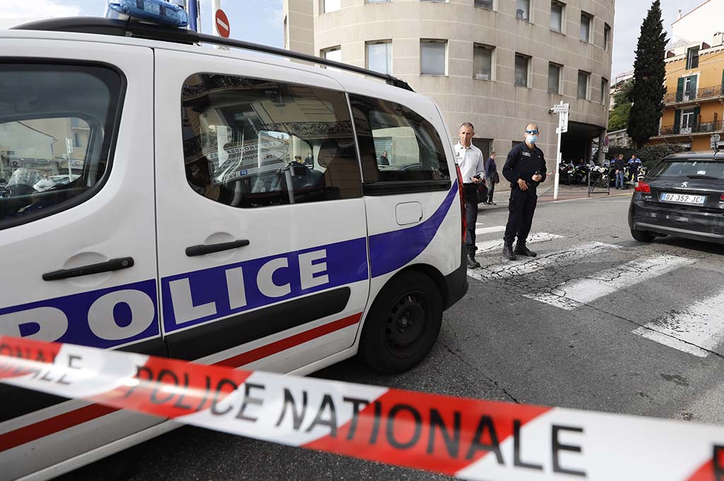 Cannes : Un homme armé d'un couteau attaque les policiers, il a été neutralisé par balle