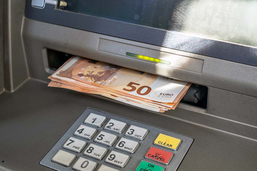 Jackpotting : Trois pirates qui pillaient les distributeurs automatiques de billets écroués