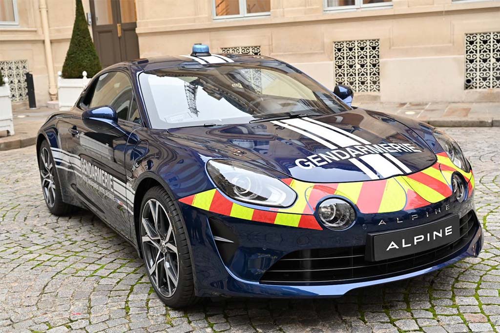 Deux premières Alpine A110 ont été remises à la gendarmerie nationale
