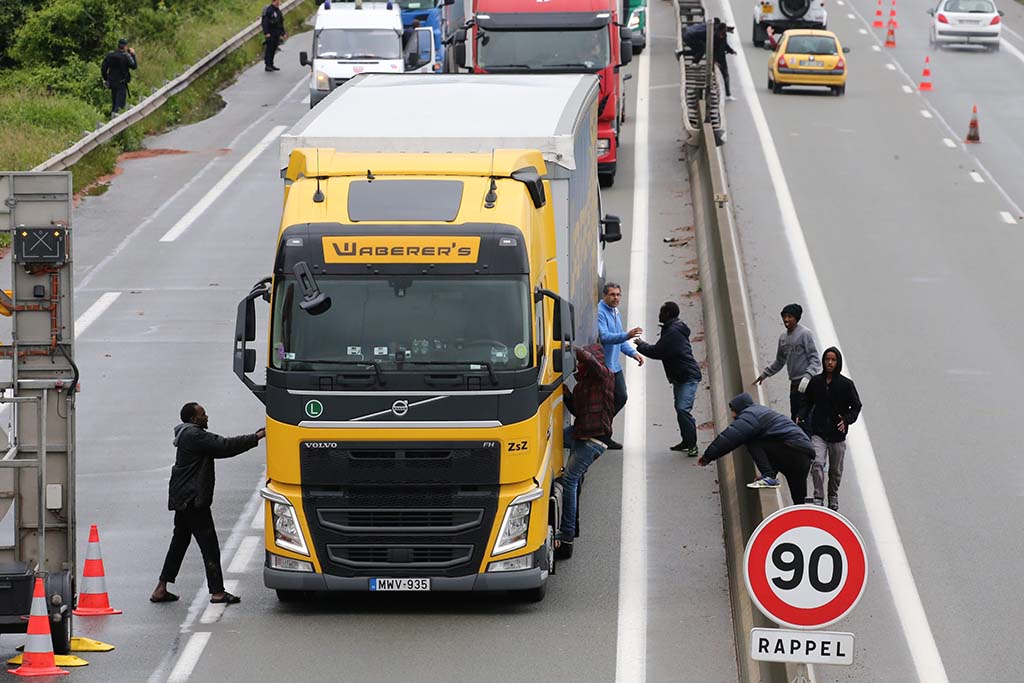 Pas-de-Calais : Un chauffeur de poids-lourd décède après avoir été agressé par des migrants