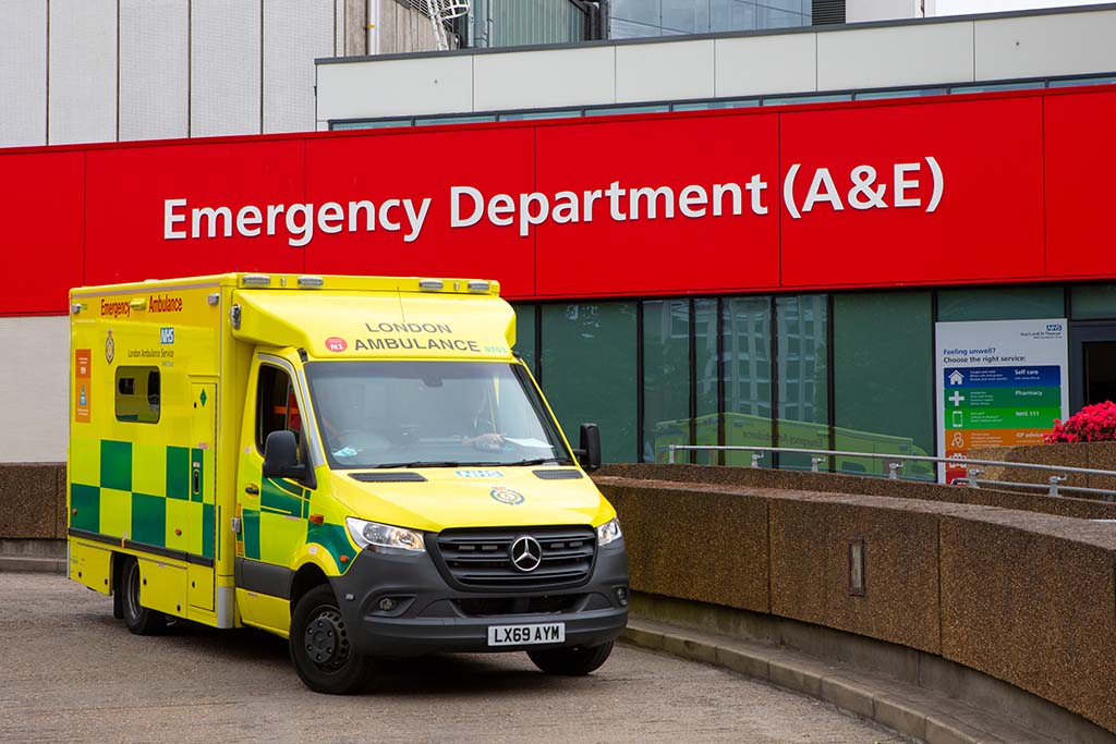 Angleterre : Un homme se présente aux urgences avec un obus coincé... dans le rectum