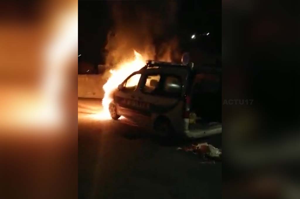 Firminy : Une troisième voiture de police incendiée devant le commissariat