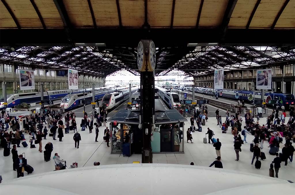 Paris : 41 migrants arrivent en train depuis Zurich et affirment que leur voyage a été payé par la Suisse