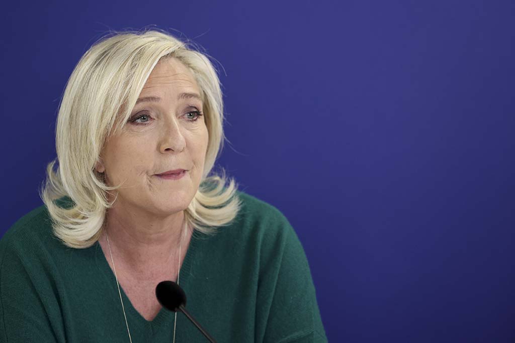 Des insultes visant Marine Le Pen écrites sur le givre de sa voiture