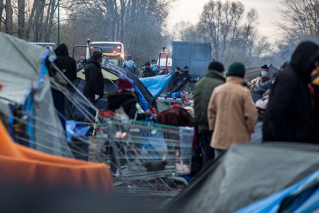Calais : Une quinzaine de policiers et gendarmes blessés par des migrants lors de l'évacuation d'un camp