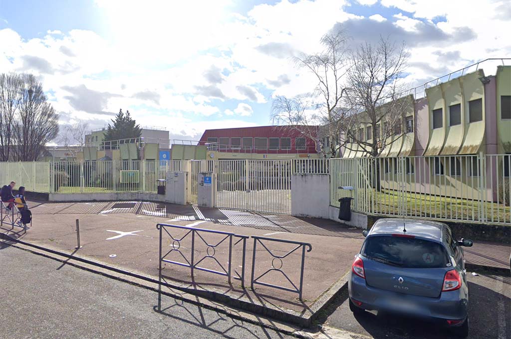 Saint-Priest : Un automobiliste fonce et s'encastre volontairement dans la façade d'un lycée