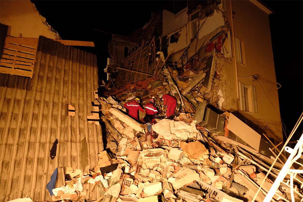 Sanary-sur-Mer : Un immeuble s'effondre après une explosion, au moins un mort et des blessés