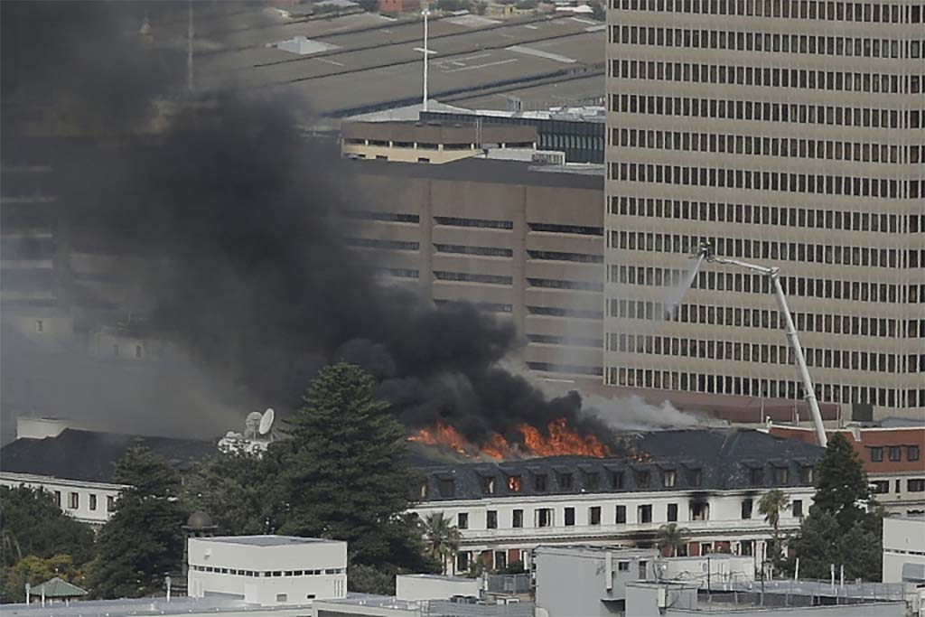 Afrique du Sud : L'incendie dévastateur au Parlement reprend après une accalmie