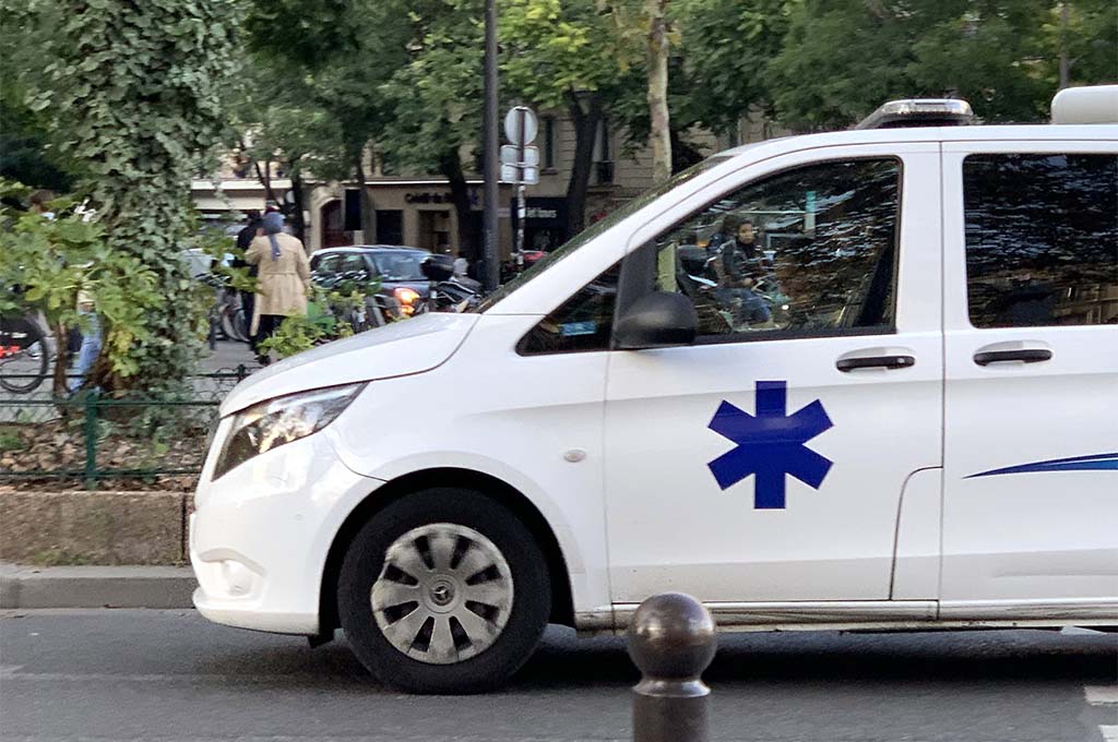 Paris : Ils volent les bijoux d'une patiente de 92 ans et les vendent, deux ambulanciers interpellés