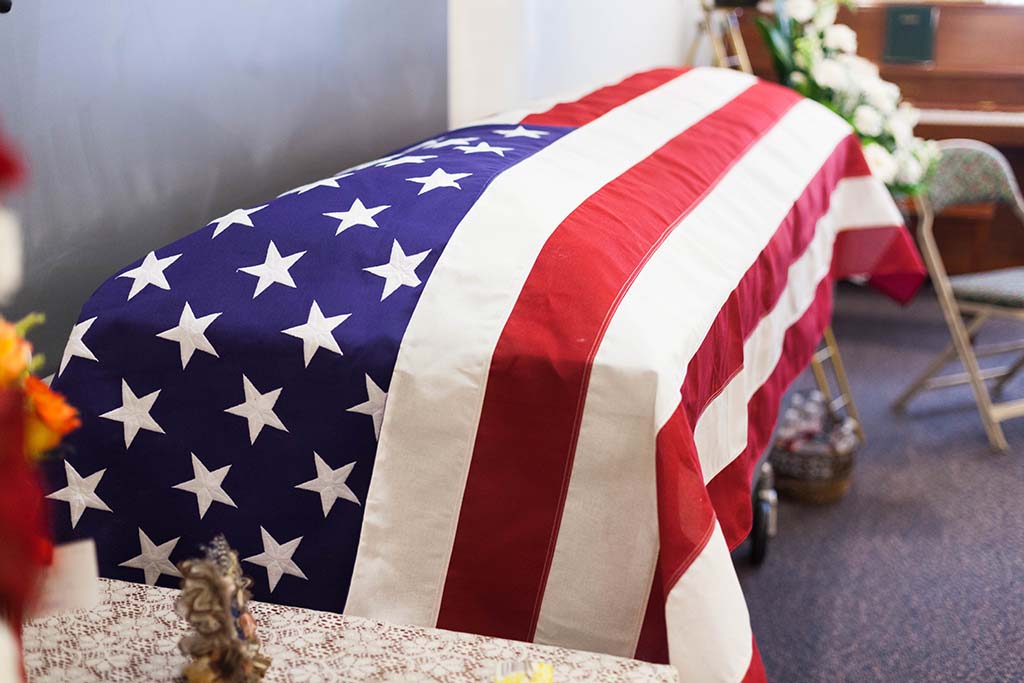 Un Texan tente de faire passer deux migrants dans un cercueil recouvert d'un drapeau américain