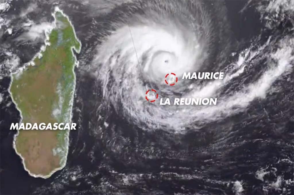 La Réunion en alerte rouge à l'approche du cyclone Batsirai, les habitants doivent se confiner