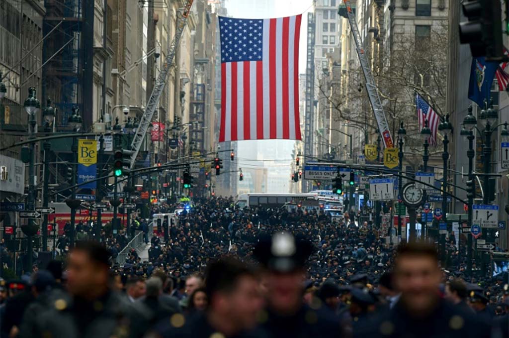 La police de New York rend un vibrant hommage au second policier tué à Harlem