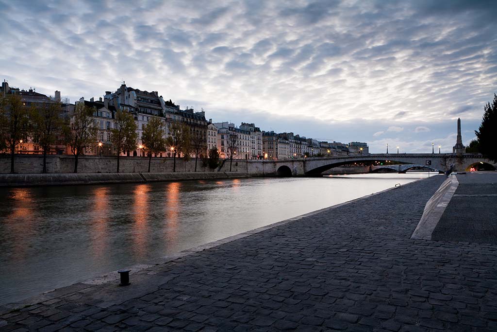 Paris : Trois policiers se jettent à l'eau pour sauver la vie d'un homme tombé dans la Seine