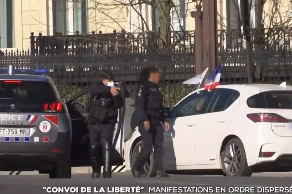 Enquête ouverte après une vidéo montrant un policier sortir son arme à Paris : ce qui s'est passé