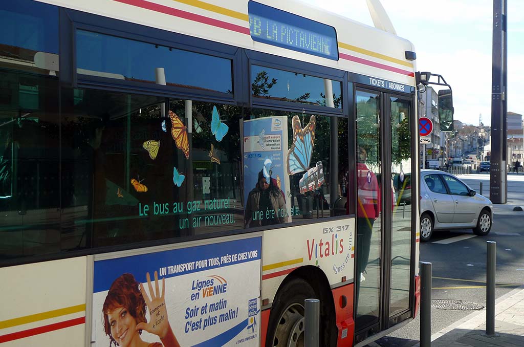 Poitiers : Le chauffeur du bus leur signale qu'ils n'ont pas de titre de transport, il est roué de coups