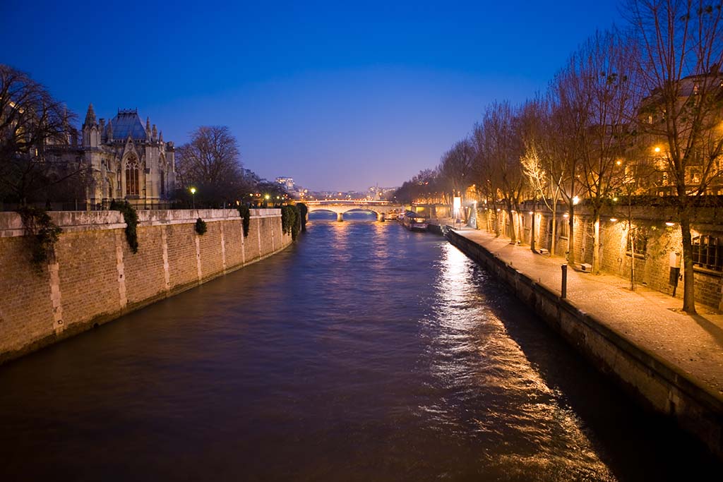 Paris : Deux policiers se jettent dans la Seine en pleine nuit et sauvent la vie d'une jeune femme