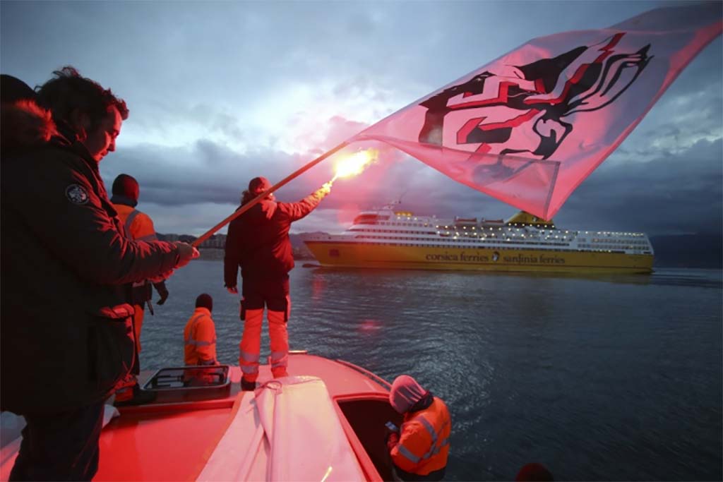 Ajaccio : Des manifestants empêchent un bateau d'accoster, le soupçonnant de transporter des renforts de police