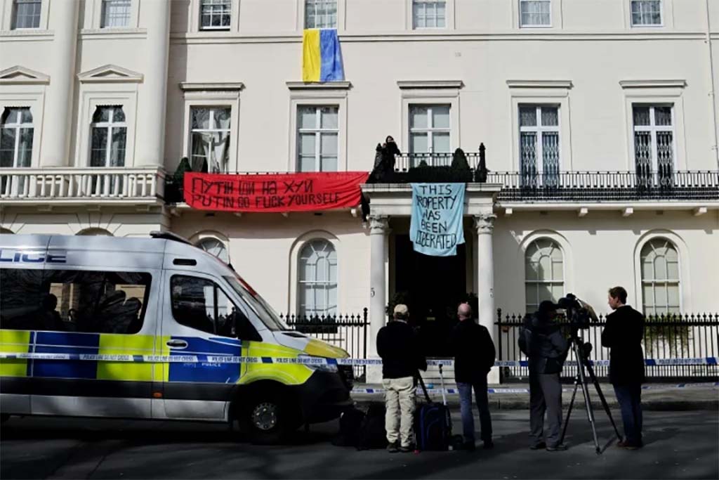 Des manifestants occupent l'hôtel particulier d'un oligarque russe à Londres