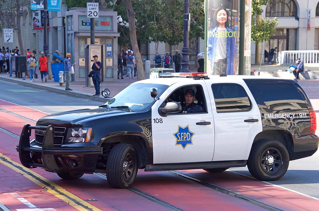San Francisco : Jugé pour avoir matraqué un Afro-Américain au sol, un policier relaxé